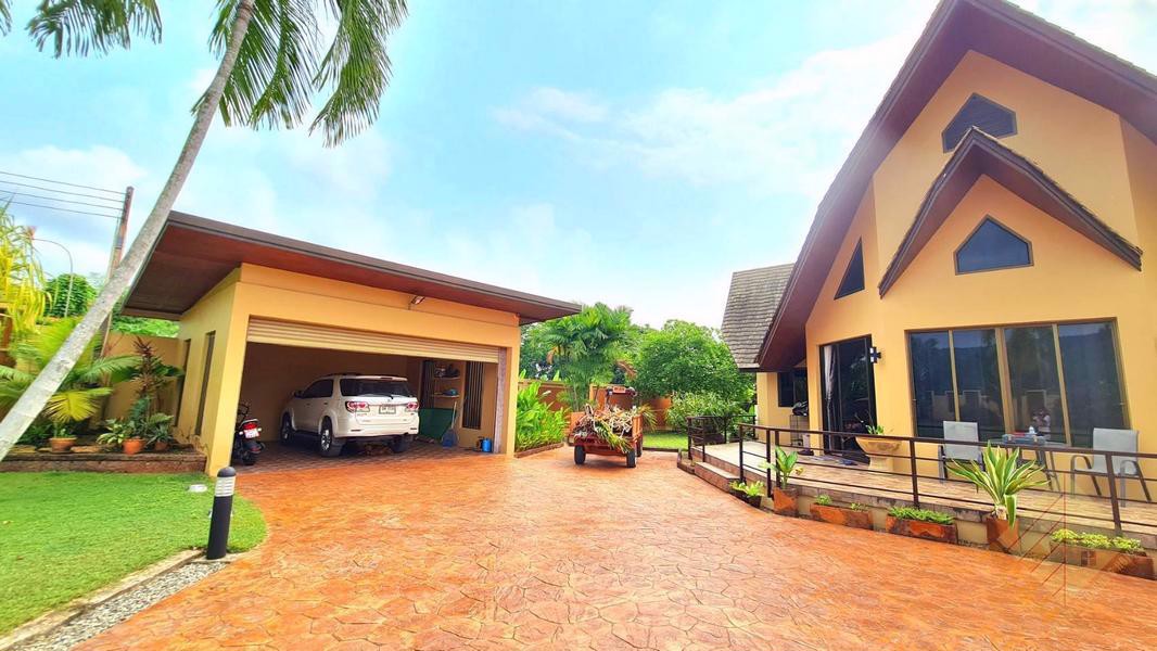 Picture of Private House With Pool - 6 Bedroom House for Sale