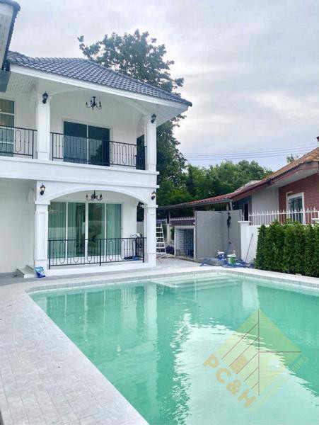 Private House With Pool - 5 Bedroom House for Sale