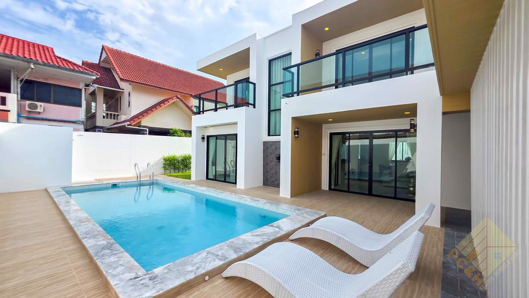 Private House With Pool - 5 Bedroom House for Sale