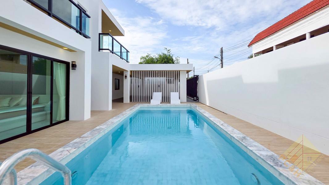 Private House With Pool - 5 Bedroom House for Sale