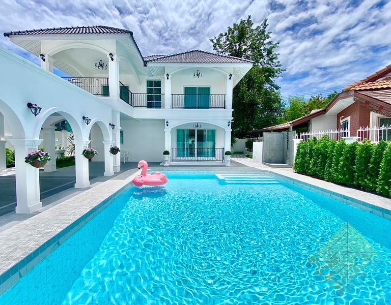 Private House With Pool - 5 Bedroom House for Sale