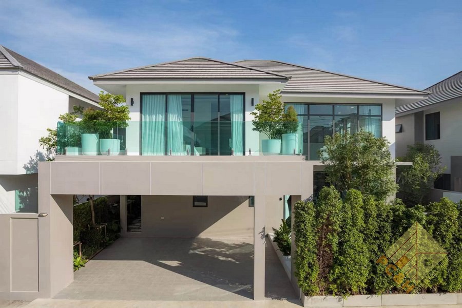 Picture of The Lake - 5 Bedroom House for Sale