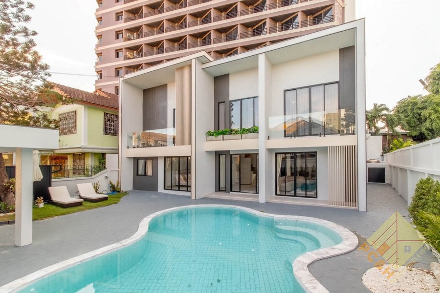 Picture of Private House With Pool - 7 Bedroom House for Sale