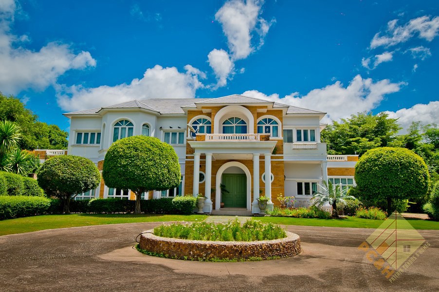 Picture of Private House With Pool - 11 Bedroom House for Sale