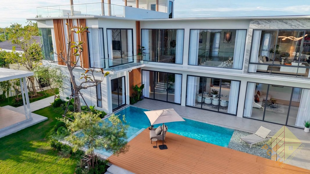 Picture of Private House With Pool - 5 Bedroom House for Sale