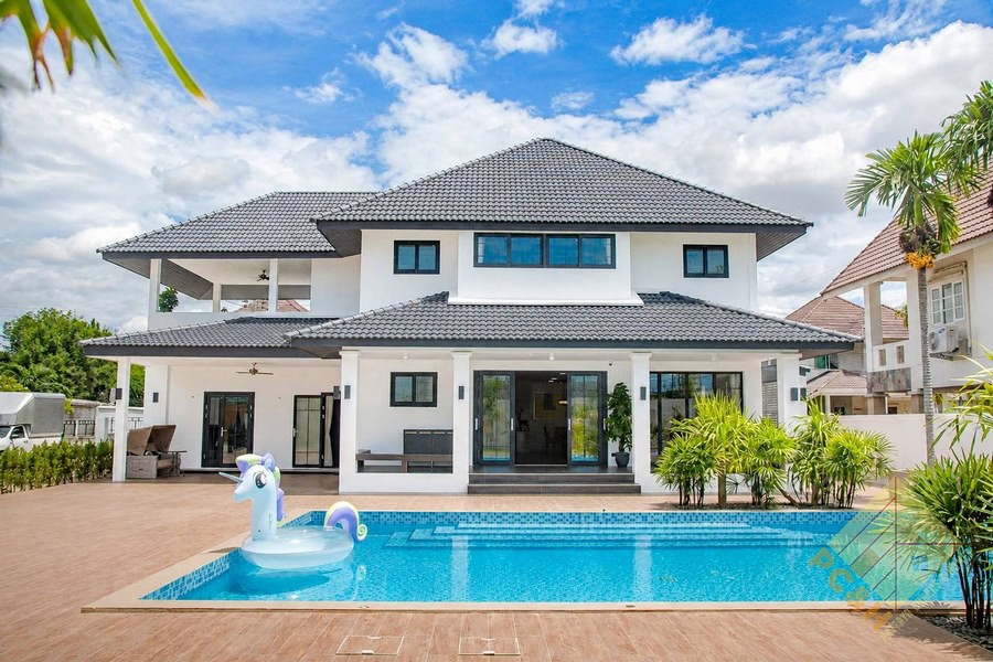 Picture of Private House With Pool - 5 Bedroom House for Sale